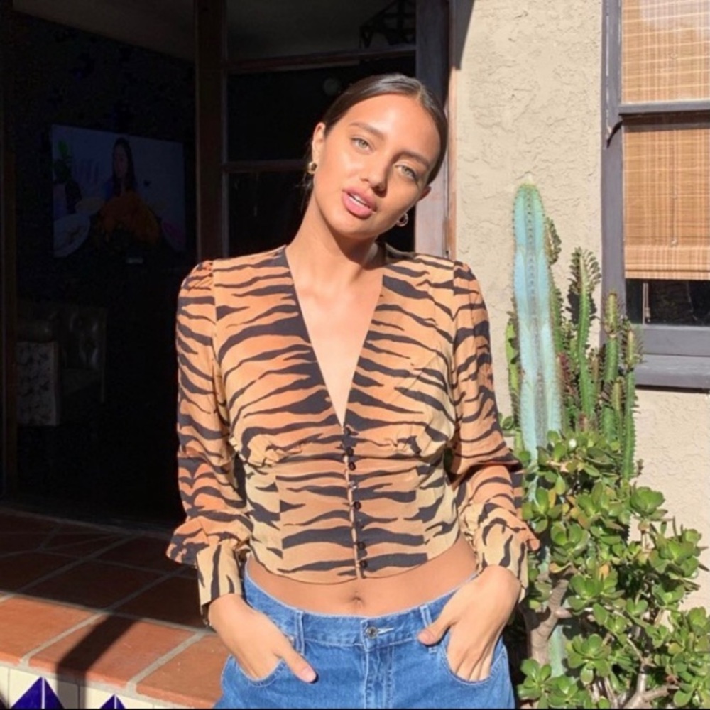 Realisation par kaia silk top tiger print